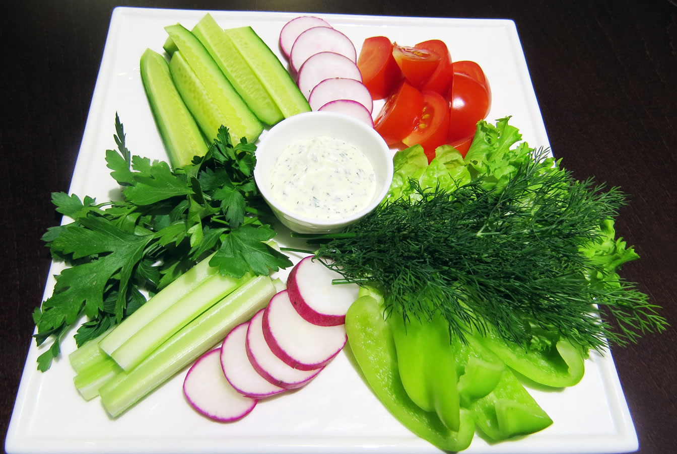 Сельдерей еда. Тарелка с овощами. Ассорти из свежих овощей. Свежие овощи и зелень. Нарезанные овощи.
